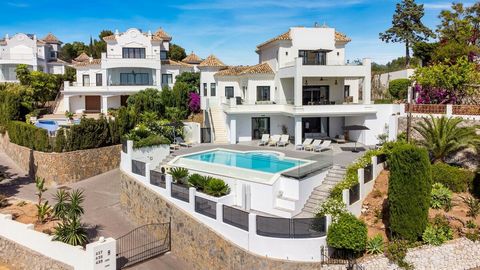 Villa de lujo con impresionantes vistas al mar y cerca de la playa. Esta moderna y encantadora villa, con excelentes vistas al mar Mediterráneo, se encuentra en Elviria, Marbella. A pocos minutos del campo de golf 