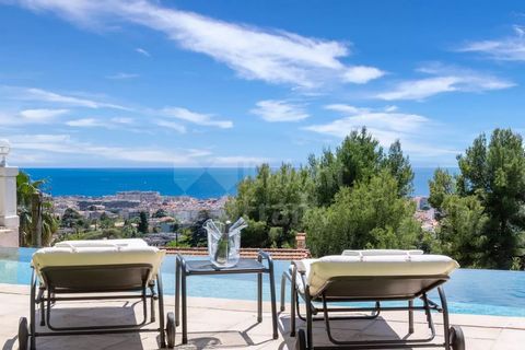 Located in the residential area of Oxford, just off the Croisette, this beautiful Californian villa offers exceptional views over the Bay of Cannes, stretching from the Lérins Islands to the Estérel. Enjoying lush surroundings and absolute peace and ...
