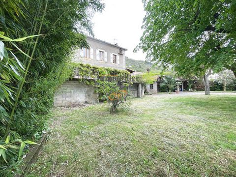 House with ideal location, close to the town center with wooded park out of sight. 130 m2 of living space, living room with fireplace of 40 m2 opening onto large terrace, fitted kitchen with access to covered terrace, 3 bedrooms, bathroom. Wooded par...