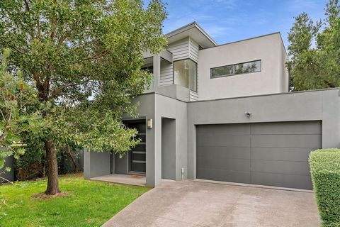Designed for effortless, low-maintenance family living, this stylish four-bedroom contemporary townhouse is located in a prized elevated Mornington avenue, where the Bay is visible from the end of the street. With an impressive street frontage on a b...