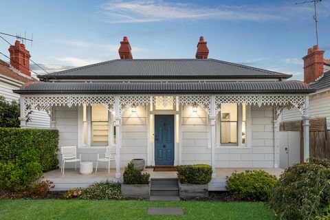 Behind a captivating block-fronted profile, this gracious double fronted Victorian residence’s impressively proportioned and presented dimensions provide immeasurable family lifestyle appeal only metres to High Street’s fabulous boutiques, cafes and ...