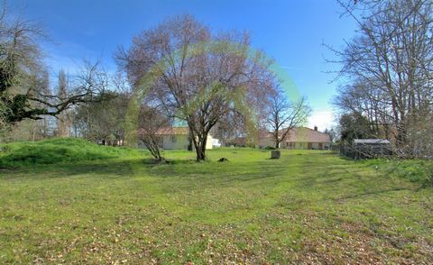 Terreno con servicios de unos 1200 m², tranquilo en una zona residencial. El centro de la ciudad y sus tiendas están en las inmediaciones, Montauban a 15 minutos o 18 km, el aeropuerto de Toulouse a 45 minutos. Para visitarle y ayudarle en su proyect...