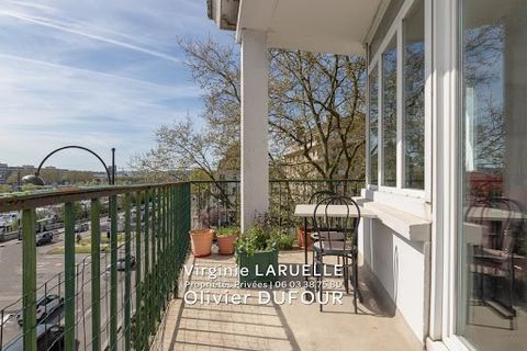 ROUEN, on the quays, near the cathedral and the historic hypercenter, family apartment of 4 rooms, on the 3rd floor without elevator with unobstructed view, 3 bedrooms and a large bacon, at the price of 289000 euros, fees paid by the seller. This bri...