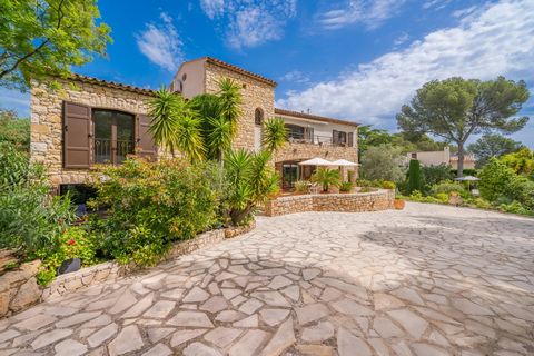Boulouris: stylish renovated villa, ideally located 700 m from the beach and 5 minutes from the town centre. With 205 m2 of living space, this south-facing villa offers a ground-floor living room with fireplace opening onto a terrace, a fitted kitche...