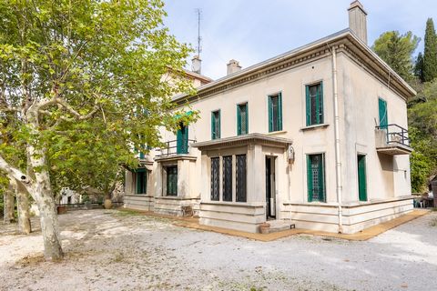 Splendid Art Deco property in the sought after 12th district. This charming mansion from 1920 offers 10 rooms including 6 bedrooms - 420 m2 of living space on 2681 m2 of quiet, landscaped grounds south facing and not overlooked. In a position dominan...