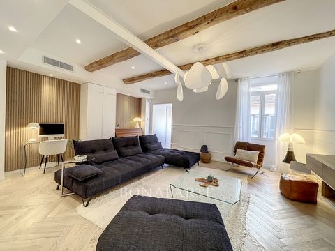 En plein coeur de Cannes, situé à moins de 200m de la plage, cet appartement est unique. D'une superfie de 134m2 utiles (pour 118m2 de superficie habitable), il se compose d'une grande pièce de vie de plus de 50m2 (hall, salon, cuisine ouverte), de 3...