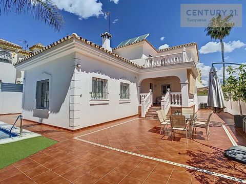 Cette impressionnante villa à vendre, présentée par Century 21 Holding Turquesa Group, offre une vie de luxe dans le quartier exclusif de Los Álamos à Torremolinos. Son emplacement est inégalé, combinant la proximité de la côte, de l'aéroport et du c...