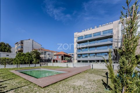 Identificação do imóvel: ZMPT566794 Brand new 1-bedr. apartment in condominium with pool, garden and parking space. Inserted in a luxury residential building, located in Rua das Doze Casas nr 181, noble area in the parish of Bonfim, in the heart of t...