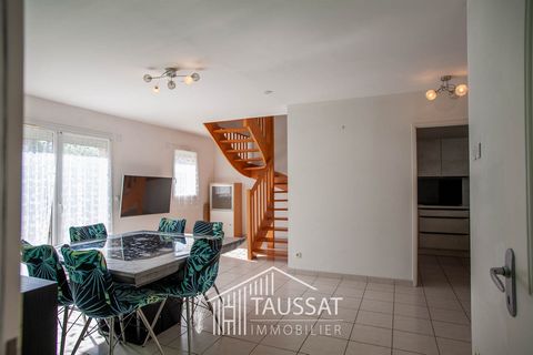 TAUSSAT IMMOBILIER vous propose à la vente cette maison de ville de 89 m2 sur une parcelle de 250 m2 proche de la piste cyclable et non loin du bourg et de la plage de TAUSSAT. L'entrée vous mène au séjour très lumineux ouvrant par une baie vitrée su...