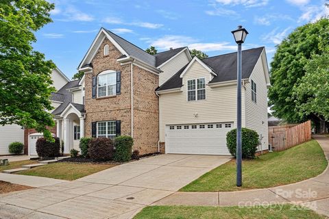 Wonderful home situated on a large corner lot in fantastic Huntersville location! This light filled open floor plan features a two story entry way, dining room with trey ceiling, spacious kitchen with plenty of counter space including an island and b...