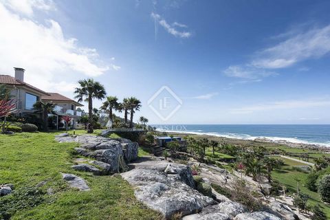 A spectacular luxury ocean front villa in a privileged area on the beautiful coastline of Oía, the area of the Rias Baixas in Galicia. It enjoys panoramic ocean views, privacy, a beautiful garden with various chill-out areas and an exotic animal encl...