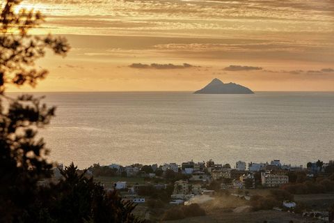 De 5 Orelia Cretan Villas & 5 Deluxe Apartments liggen aan de rand van een kleine heuvel in de buurt van het dorp Kamilari, met uitzicht op het diepblauwe water van de Middellandse Zee en zicht op de top van de berg Psiloritis, op slechts 2 km van de...