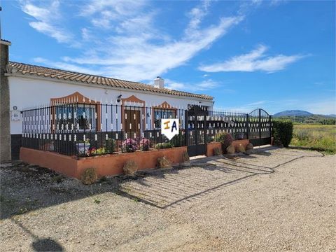 Esta encantadora propiedad estilo chalet de calidad y fácil vida está ubicada en la ciudad de Salinas en la provincia de Málaga de Andalucía, España, con excelente acceso a la autopista para explorar la región y viajar a la costa y al aeropuerto. La ...