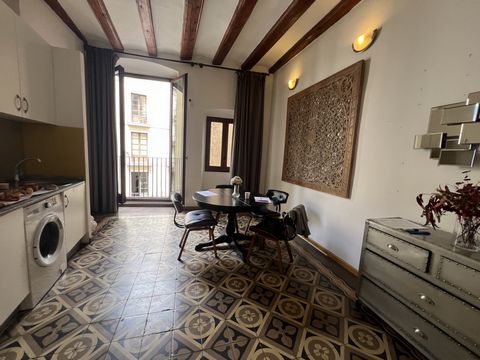Very spacious apartment in the Born area. On a real third floor, in a renovated 1855 building with an elevator. We find this 155m2 property, currently as two independent apartments, each with two double bedrooms, two bathrooms, living room and kitche...