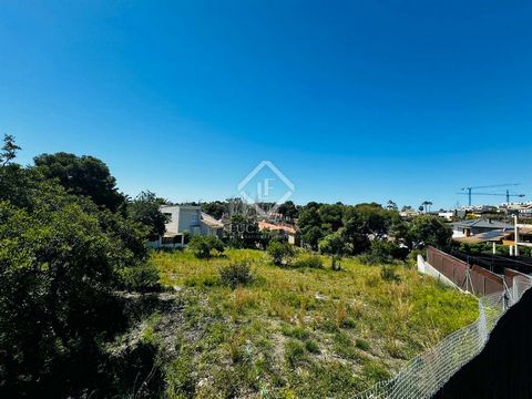 In one of the most exclusive residential areas of Vilanova i la Geltrú, we find this 1,413 m2 plot , You have the possibility of building one or two independent houses since due to surface area and urban planning conditions it could be segregated. On...