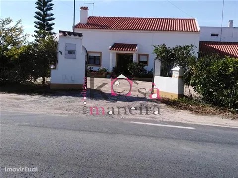 Farm in Melides-Grândola, 2 villas, one with 380.75m2 V3 and the second villa with 107m2 V3, land 18.779m2, located in Melides, a few minutes from the beaches of Melides, has entrance gate in the Property, for those who like home in the countryside t...