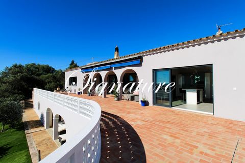 Located in Santa Bárbara de Nexe.   This south facing, single story, 4-bedroom quinta style villa in Colméal is a hidden gem. It is located on a small hill and enjoys breathtaking views over the coast and the ocean. The large terrace made of Santa Ca...