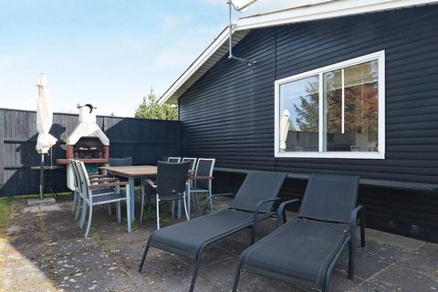Dom wakacyjny z atmosferą położony w cichej okolicy domów wakacyjnych w pobliżu plaży Øster Hurup i miasta. Jasny salon z dużymi oknami wychodzącymi na ogród i wyjściem na zadaszony taras oraz duży, ogrodzony teren. Salon jest połączony z kuchnią z w...