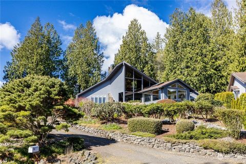 Beautiful contemporary home located in prized Port Ludlow, Beach Club neighborhood. Panoramic views + natural light create an inviting atmosphere. Vaulted ceilings + cozy fireplace can be found in the light-filled great room. This thoughtful layout o...