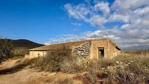 Don't miss the opportunity to acquire this rustic rainfed land of 7 plots with a total area of 218,993 square meters! Located just 2 km from Fuente Álamo, you can enjoy the tranquility of the countryside and the convenience of having all the services...