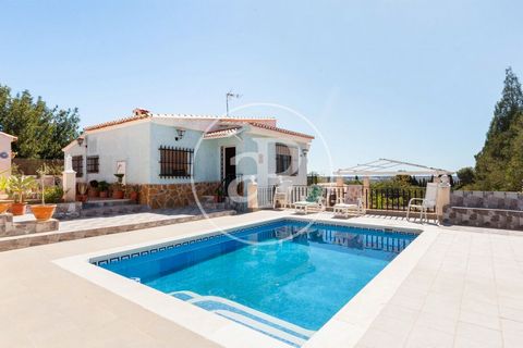 DETACHED VILLA FOR SALE IN LLIRIA aProperties presents this great property, located 5 minutes from all services and the CV-50, between Liria and Benaguacil and Villamarchante. It has a plot of 2075 m2 with swimming pool with good dimensions, tennis c...