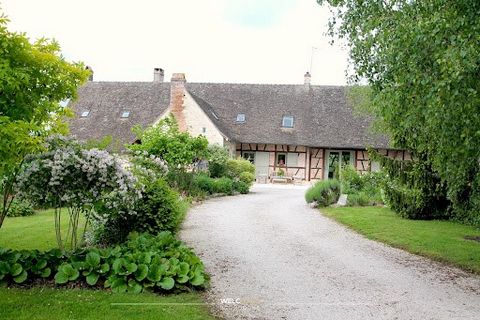 Chalon-sur-Saône 15 mins – Located in a pleasant hamlet, this Bressane farmhouse has undergone a superb renovation, offering charm and authenticity (Burgundy tiles, terracotta tiles, fireplaces…). The building, with an area of approximately 285 m2, i...