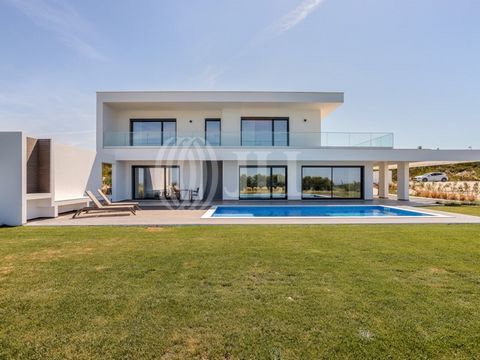 3-bedroom villa with 260 sqm of gross construction area, private garden and pool, and two parking spaces, in the frontline of the golf course with sea views, in the private condominium Royal Óbidos, with 24-hour security, in Óbidos. The villa consist...
