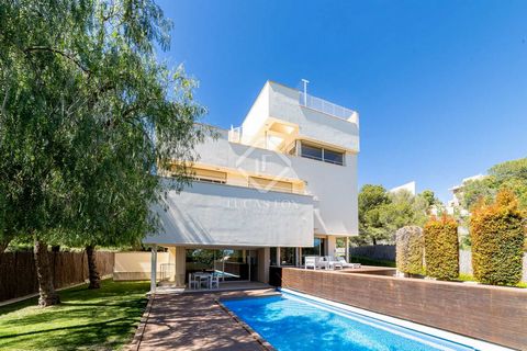 This stunning villa, designed by the renowned architect José Antonio Corrales, sits in the privileged neighbourhood of Can Girona, Sitges, overlooking the natural surroundings and the sea. We enter the property through the garden, which takes us to t...