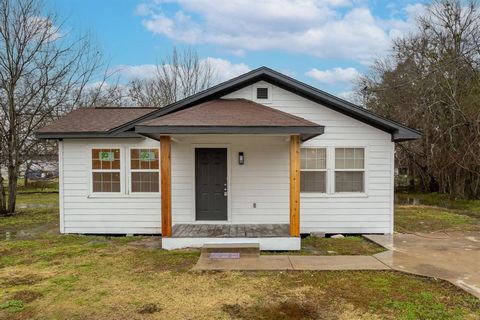 Welcome to 1118 W Washington, a meticulously renovated 3-bedroom, 1-bath home in the heart of Navasota, Texas. Built in 1943, this residence seamlessly combines vintage charm with modern elegance. Step inside to discover new luxury vinyl plank floori...