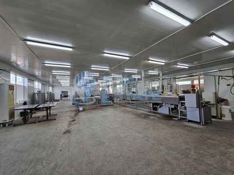 Top Estate Real Estate le ofrece una nave industrial con su propia subestación eléctrica y un gran terreno en el pueblo de Polikraishte. La nave industrial tiene una superficie de 917 m², distribuidos entre una sala de trabajo principal, tres almacen...