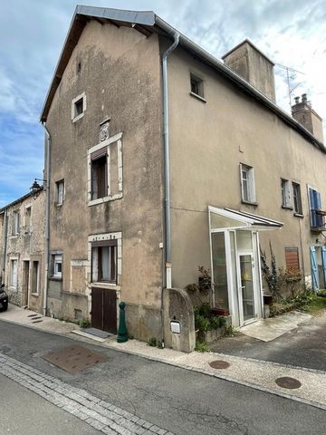 TALANT, en plein cur du vieux village, venez découvrir cette maison ancienne a rénover. Plafond a la française, tomettes, cheminée, possibilité de faire une maison de 120 m2 avec 3 chambres. Vendue avec une grange de 25 m2 au sol pouvant servir de ga...