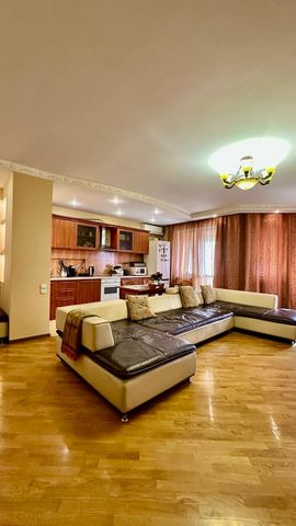 Продаётся 3-комнатная квартира, в самом центре города. ЖК «Овация» в городе Алматы относится к первому классу (элитное жилье). Класс сейсмостойкости до 10 баллов. Оно было построено с роскошью и удобством. Администрация жилого комплекса делает все, ч...
