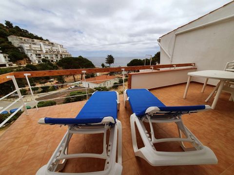 Semi-detached house for sale in Tossa de Mar of 78m2, with sea views (Tourist License). It consists of: living room with mezzanine and access to the terrace, beautiful views, independent and equipped kitchen, 3 bedrooms 1suite with shower, 2 doubles,...