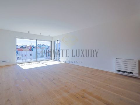 If you are looking for the pinnacle of luxury and comfort in Lisbon, this magnificent 2 bedroom flat with balcony is the ideal choice. Located in the prestigious Avenidas Novas, in the heart of the city, this property offers a unique living experienc...