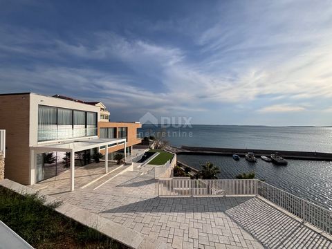 ZADAR, RTINA - Imponująca luksusowa willa nad morzem Piękna luksusowa willa na sprzedaż w miejscowości Rtina niedaleko Zadaru, położona w doskonałej lokalizacji, w pierwszym rzędzie od morza. Imponująca willa o powierzchni całkowitej 357 m2 została z...