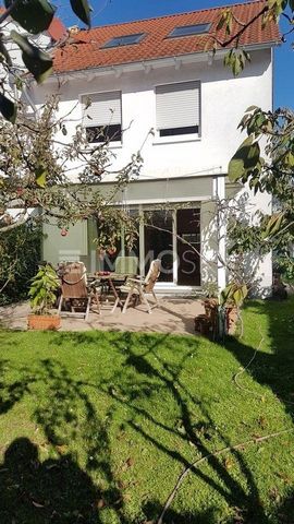 Esta encantadora casa adosada en el Frankfurter Berg ofrece suficiente espacio para toda la familia en 133 metros cuadrados de espacio habitable. El hermoso jardín le invita a relajarse y quedarse y ofrece espacio para acogedoras noches de barbacoa e...