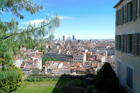 Lyon 5e, au coeur du quartier historique de Saint Jean et dominant la ville de Lyon s'élève une demeure bourgeoise datant de 1890. Elle est entourée de deux jardins arborés offrant une vue panoramique extraordinaire sur les toits Renaissance et la ch...