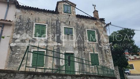 We are selling an old stone house for adaptation, usable area approx. 145 m² with a small yard. It is located in the very heart of Šibenik, in the Varos district. From the street, you enter a small fenced yard with an entrance porch/terrace for dinin...