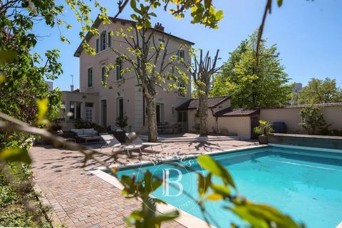 EXCLUSIVE - MONPLAISIR - Located a stone's throw from the Avenue des Frères Lumières, close to the tramway and schools, this exceptional 1890 bourgeois house combines old-world charm with modern comforts, offering a living environment of rare eleganc...