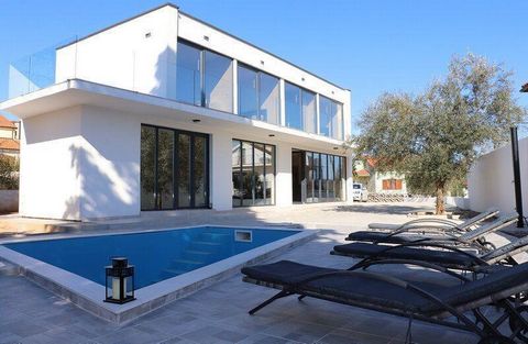New built modern villa in Poljica, Krk, with swimming pool and sea views! Total area is 200 sq.m. Land plot is 520 sq.m. Surrounded by greenery, the villa is situated on a fenced land plot of 520 m². With an interesting layout, it spans two floors, w...
