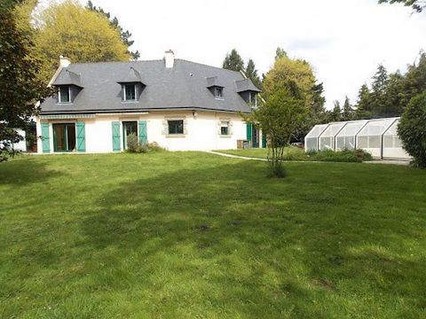 PROPRIETE MAGNIFIQUE A PROXIMITE IMMEDIATE DE COMBOURG COMBOURG NICHEE AU COEUR D UN PARC ARBORE DE PRESQUE UN HECTARE AVEC ETANG , PISCINE COUVERTE ET PUITS CETTE SPLENDIDE MAISON DES ANNEES 75 VOUS OFFRE UN CADRE DE VIE IDYLIQUE PROCHE DE LA VILLE ...