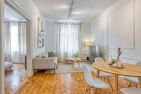 Viva Zagreb como un auténtico lugareño Este apartamento de 2 dormitorios recientemente renovado se encuentra en un edificio histórico de 100 años de antigüedad con una vista impresionante de la calle principal y más larga de la ciudad, 