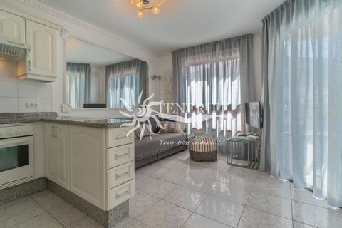 Beautiful apartment located in the Parque Margarita complex, in an excellent location, in a very quiet residential area five minutes walk from the centre of Los Cristianos and the beach, with easy accessibility to all the necessary services and the b...