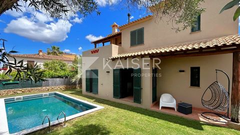This lovely recently refurbished villa is surrounded by a garden with olive trees, palm trees and fruit trees in a peaceful residential area close to the centre of the picturesque village of Algoz, within walking distance of shops, restaurants, baker...