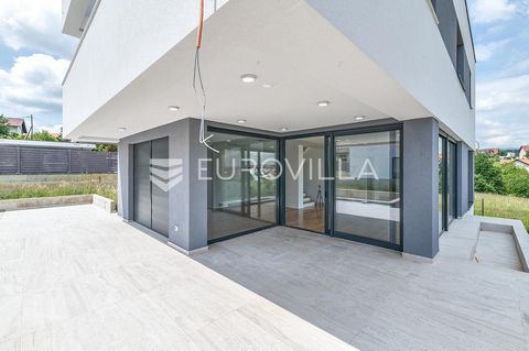 Zagreb, Gornji Bukovac. A modern three-story villa of 318 m2 with an outdoor pool in an excellent location on a large plot of nearly 1400 m2, offering a beautiful view of Maksimir forest, Medvednica, and the city of Zagreb. The ground floor includes ...
