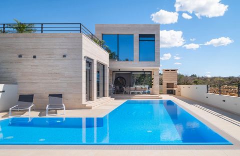 Eine luxuriöse Villa mit wunderschönem Meerblick, gelegen in einer ruhigen Umgebung in der Nähe von Zadar. Diese imposante Villa befindet sich im Bau und wird nach den Standards der vorherigen Villa auf den Fotos gebaut. Die Fertigstellung der Bauarb...