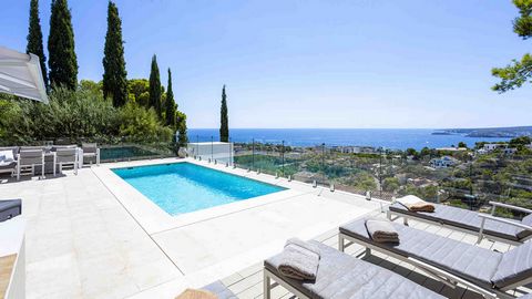 Mallorca Agentes Inmobiliarios: Esta moderna y lujosa villa de nueva construcción con piscina e impresionantes vistas al mar se encuentra en la popular zona de villas de Costa den Blanes, en el suroeste de Mallorca.Esta excepcional propiedad mallorqu...