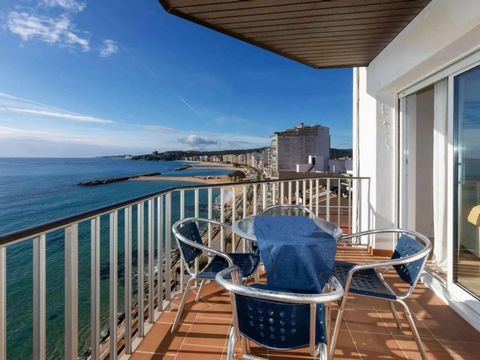 Charming apartment for sale in a privileged location on the beachfront of Sant Antoni - Calonge. It has a constructed area of 84 m² and consists of a hall that connects to the bright dining-living room with a large window facing southeast, which lead...