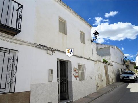 Gelegen in het mooie, rustige stadje Santiago de Calatrava in de provincie Jaen in Andalusië, Spanje. Dit is een gerenoveerd pand van 212 m2 aan de rand van de stad dat wat afwerking nodig heeft en het ideale gezinshuis zou zijn. Het staat al jaren l...