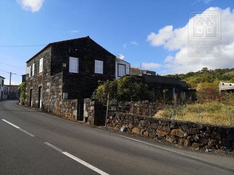 2 bedroom villa, consisting of 2 floors, in reasonable condition, of traditional construction, built on a plot of 1214 m2. Located in the area of Mirateca, Candelaria, Pico Island, close to the Guindaste bathing area, with excellent views over the se...